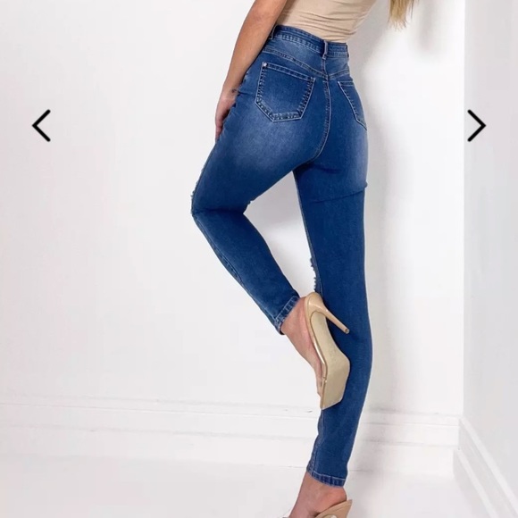 ✨2/$40✨ Distressed Highwaisted Sinner Jeans - Picture 3 of 3